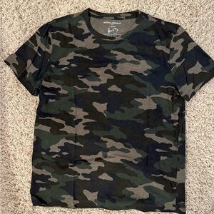 Banana Republic Men's Camo Short Sleeve Tee